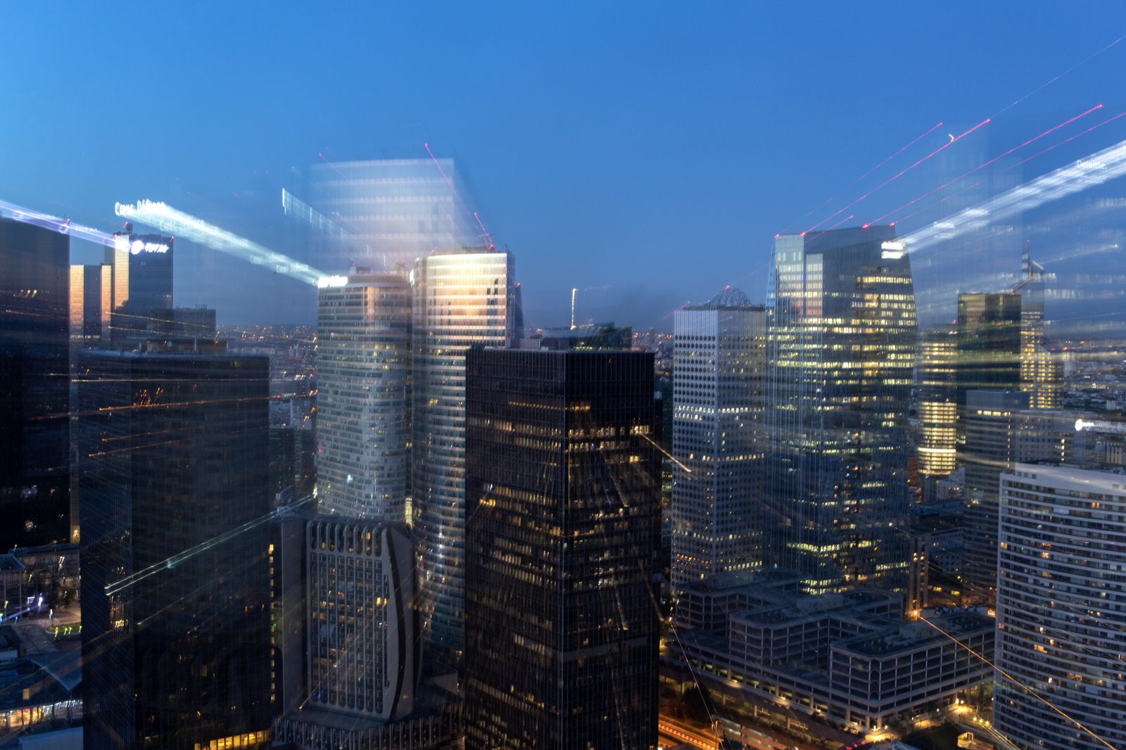 Tours de La Défense au crépuscule, filé lumineux d'un zoom en pose longue, Paris